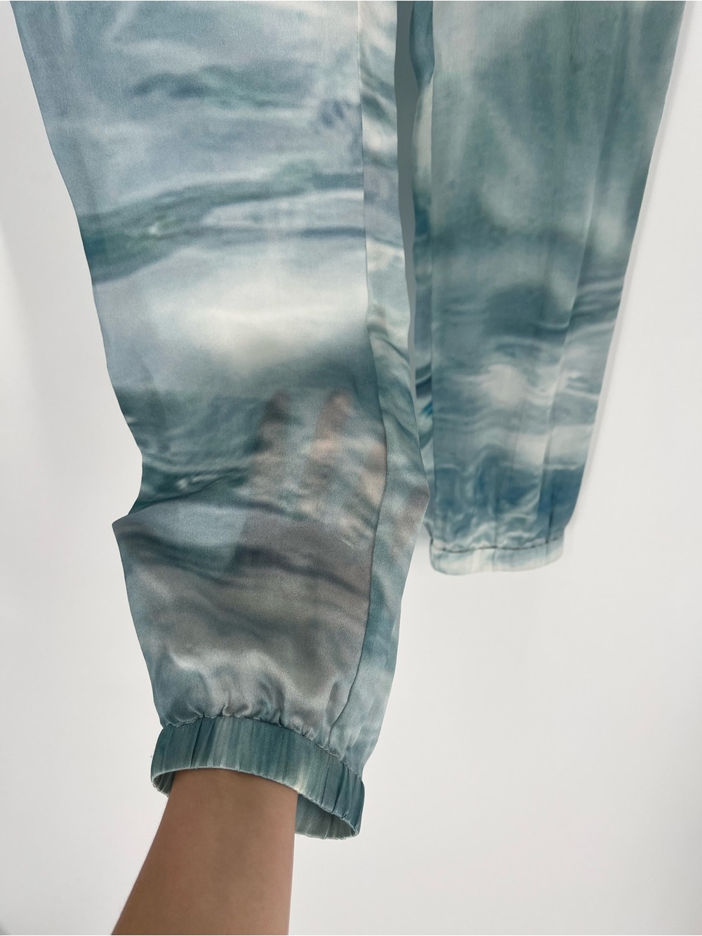 Biya Johnny Was Alura 100% Silk Satin Blue Teal Watercolor Jogger Pants S NWT - Picture 2 of 9